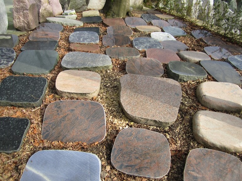 Kleine liggende kussen grafstenen bij Norvold in Soesterberg