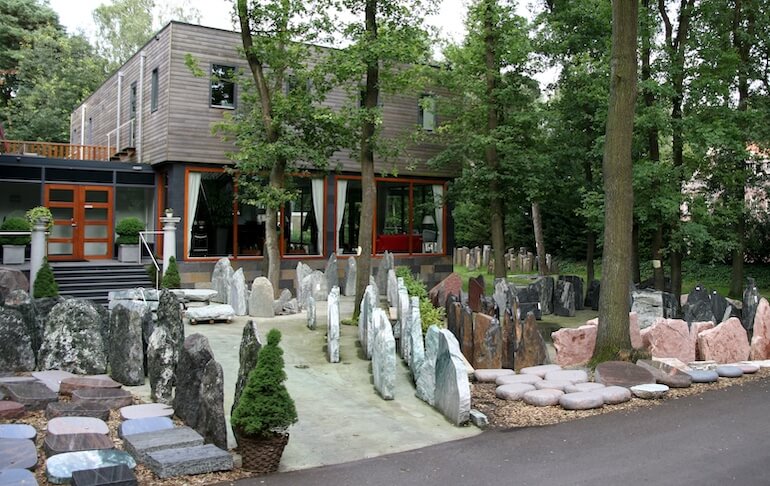 Norvold Memorials showroom met grote collectie gedenkstenen in Soesterberg